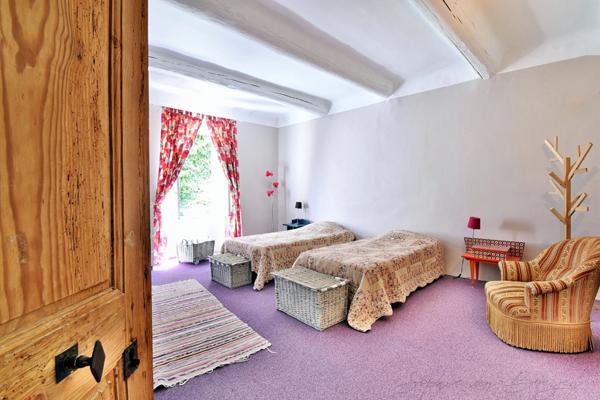 MAISON DE VILLAGE EN PIERRES du 19ème à vendre de 350m², 7 chambres, jardin, piscine, garage, en campagne Aixoise