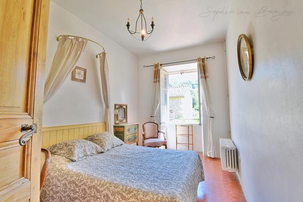 MAISON DE VILLAGE EN PIERRES du 19ème à vendre de 350m², 7 chambres, jardin, piscine, garage, en campagne Aixoise