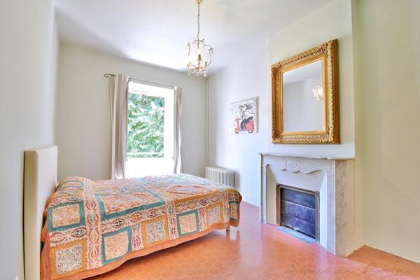 MAISON DE VILLAGE EN PIERRES du 19ème à vendre de 350m², 7 chambres, jardin, piscine, garage, en campagne Aixoise