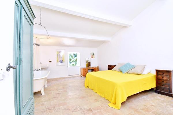 MAISON DE VILLAGE EN PIERRES du 19ème à vendre de 350m², 7 chambres, jardin, piscine, garage, en campagne Aixoise