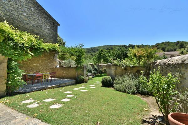 MAISON DE VILLAGE EN PIERRES du 19ème à vendre de 350m², 7 chambres, jardin, piscine, garage, en campagne Aixoise