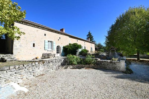 Maison à vendre 319 396 € Montmoreau-Saint-Cybard 6 p 247 m² DPE C