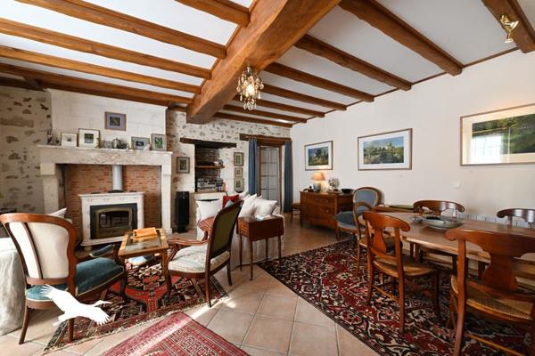 Maison à vendre 319 396 € Montmoreau-Saint-Cybard 6 p 247 m² DPE C