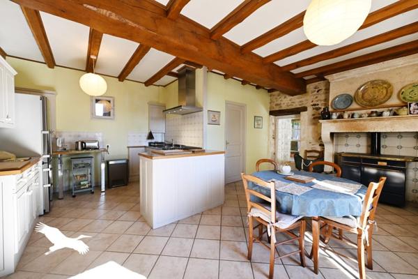 Maison à vendre 319 396 € Montmoreau-Saint-Cybard 6 p 247 m² DPE C