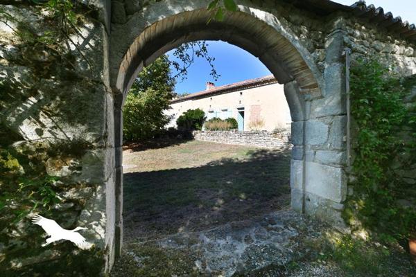 Maison à vendre 319 396 € Montmoreau-Saint-Cybard 6 p 247 m² DPE C