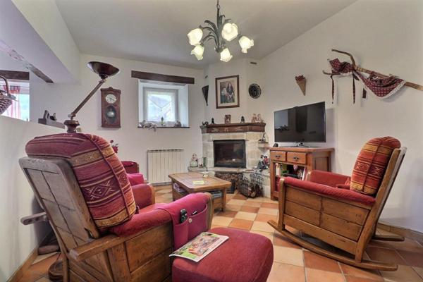 À Vendre THUEYTS ? Maison en pierres atypique avec Deux Logements Distincts en Ardèche