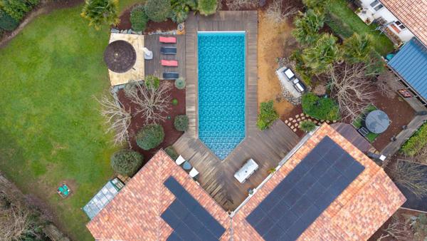 Villa contemporaine de prestige avec piscine et jardin paysager