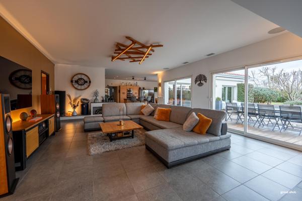 Villa contemporaine de prestige avec piscine et jardin paysager