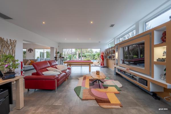 Villa contemporaine de prestige avec piscine et jardin paysager