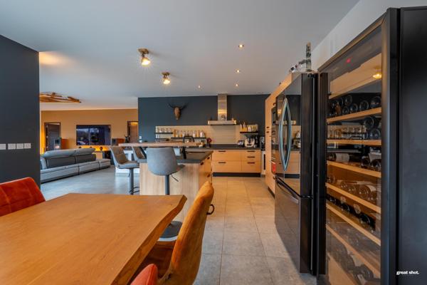 Villa contemporaine de prestige avec piscine et jardin paysager