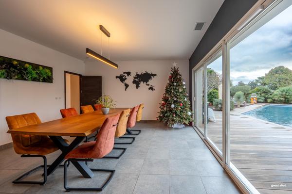 Villa contemporaine de prestige avec piscine et jardin paysager