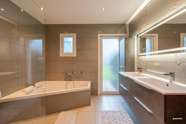 Villa contemporaine de prestige avec piscine et jardin paysager