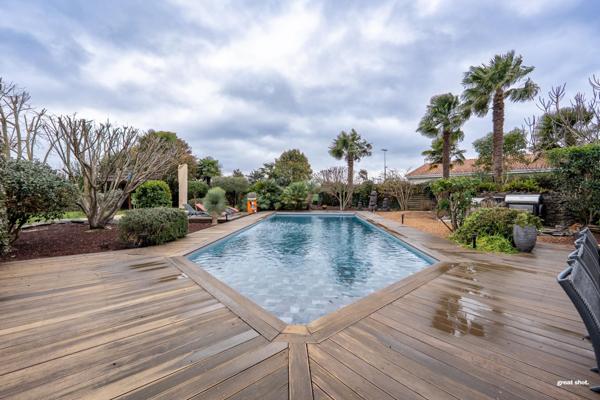 Villa contemporaine de prestige avec piscine et jardin paysager