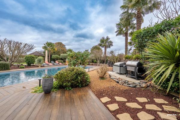 Villa contemporaine de prestige avec piscine et jardin paysager