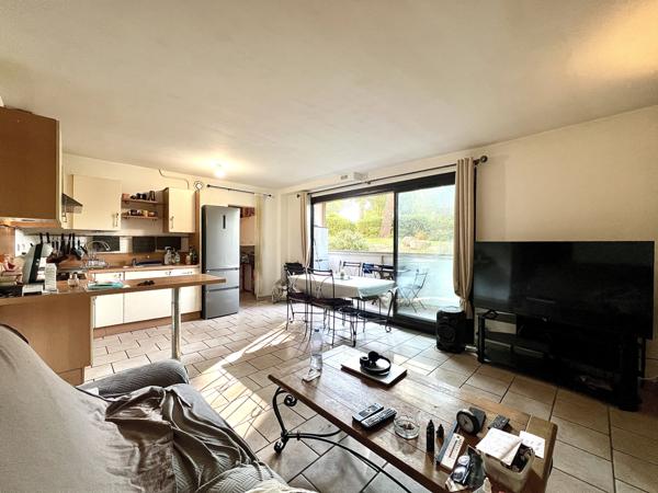 Chateau gombert (13013) 13013 MARSEILLE / Les Olives - Résidence Fondacle. Appartement traversant 2 pièces 48m2 + balcon 6,20m2.