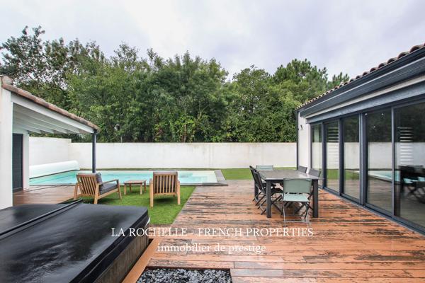 MAISON CONTEMPORAINE - PLAIN-PIED - AVEC PISCINE - PROCHE LA ROCHELLE - CHARENTE MARITIME