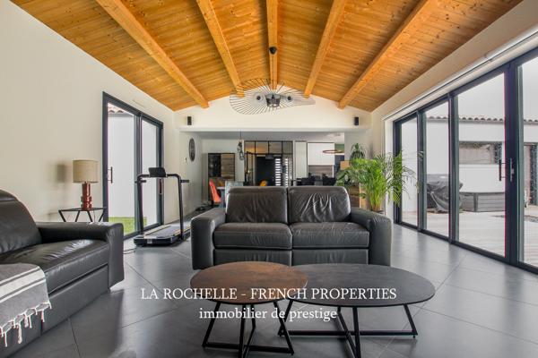 MAISON CONTEMPORAINE - PLAIN-PIED - AVEC PISCINE - PROCHE LA ROCHELLE - CHARENTE MARITIME