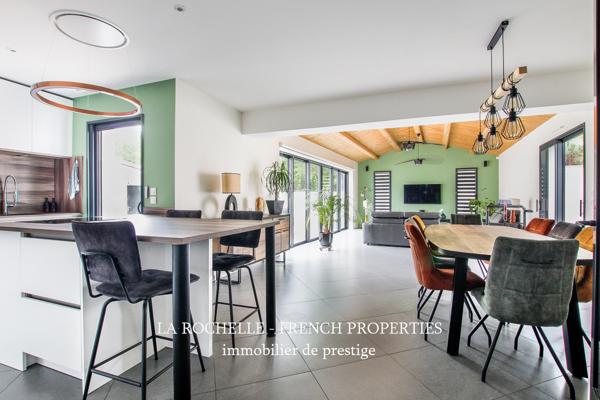 MAISON CONTEMPORAINE - PLAIN-PIED - AVEC PISCINE - PROCHE LA ROCHELLE - CHARENTE MARITIME