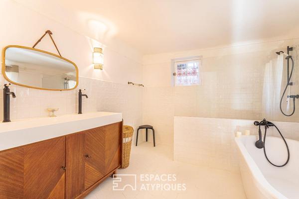 Maison en plein centre ville avec jardin et piscine