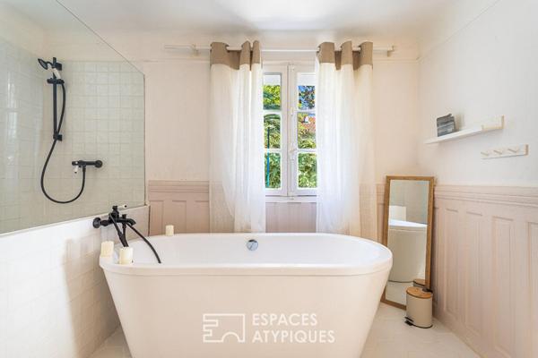 Maison en plein centre ville avec jardin et piscine