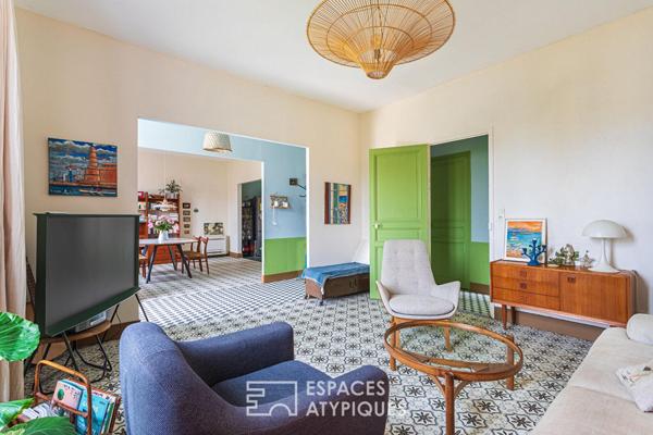 Maison en plein centre ville avec jardin et piscine