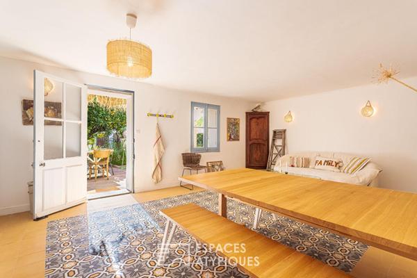 Maison en plein centre ville avec jardin et piscine