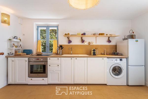 Maison en plein centre ville avec jardin et piscine