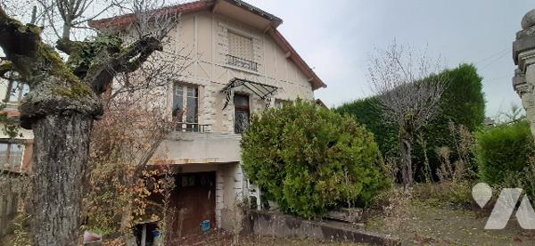 Maison de ville  comprenant garage, cellier, 4 chambres, SAM, cuisine aménagée, salon jardin