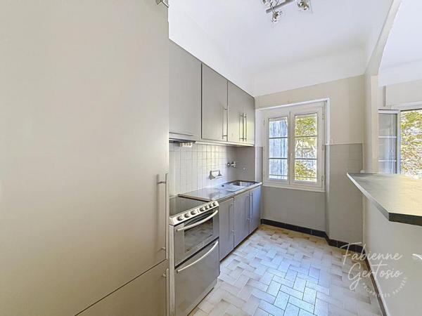 HYÈRES CENTRE VILLE ! Appartement 3 pièces de 47 m2 avec balcon