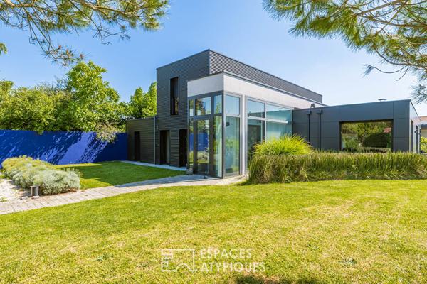 Maison d’architecte au style épuré avec piscine et grands volumes