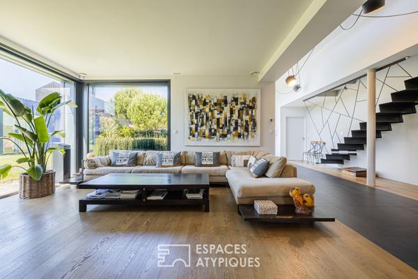 Maison d’architecte au style épuré avec piscine et grands volumes