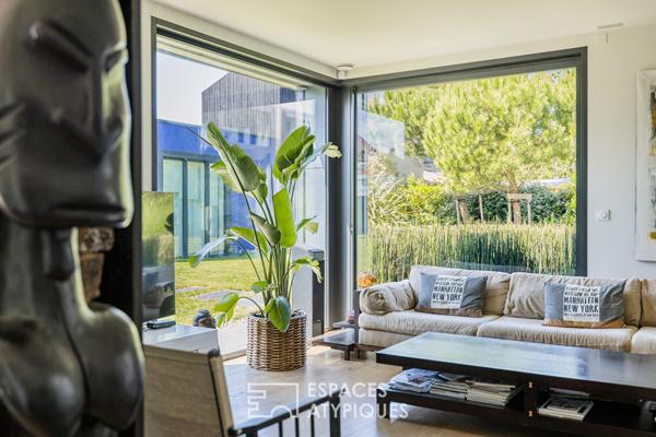 Maison d’architecte au style épuré avec piscine et grands volumes