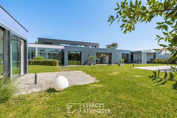Maison d’architecte au style épuré avec piscine et grands volumes