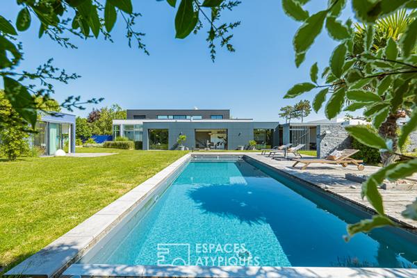 Maison d’architecte au style épuré avec piscine et grands volumes
