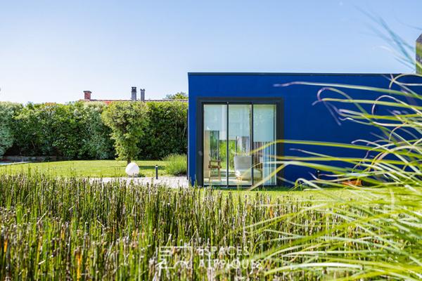 Maison d’architecte au style épuré avec piscine et grands volumes