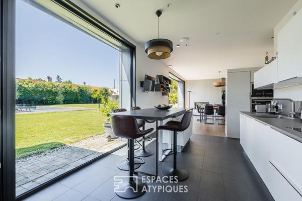 Maison d’architecte au style épuré avec piscine et grands volumes