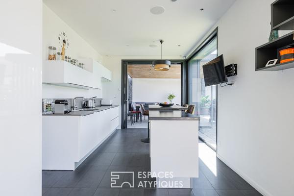 Maison d’architecte au style épuré avec piscine et grands volumes
