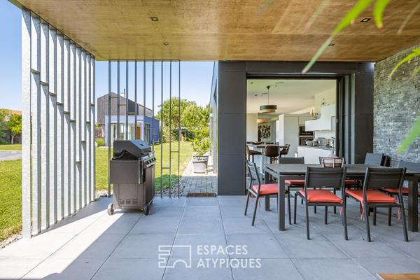 Maison d’architecte au style épuré avec piscine et grands volumes