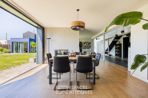 Maison d’architecte au style épuré avec piscine et grands volumes
