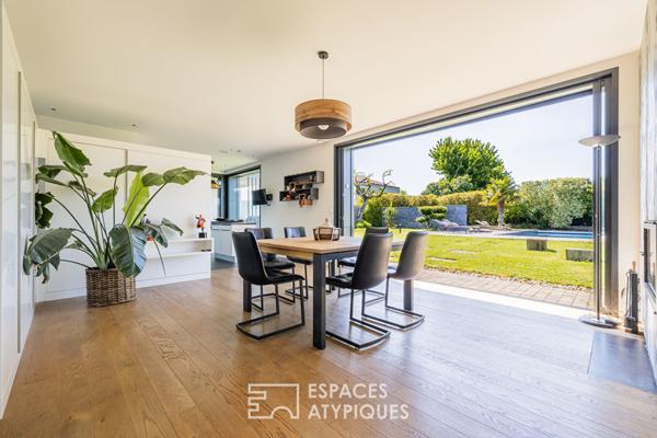 Maison d’architecte au style épuré avec piscine et grands volumes