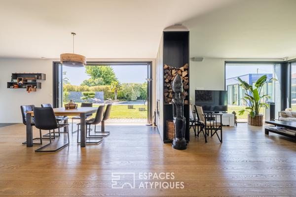 Maison d’architecte au style épuré avec piscine et grands volumes