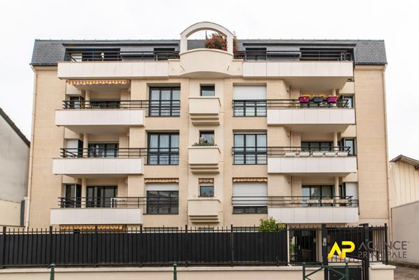Appartement 4 pièces lumineux au dernier étage à La Garenne-Colombes 673 000 € ** - Référence 13825