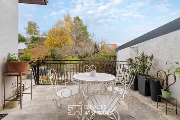 Maison rénovée et ses terrasses sur les hauteurs de Saint-Max