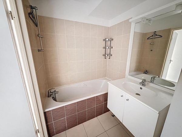 VANNES Beaupré Kersec. Appartement T4 lumineux de 75,36 m² avec ascenseur, balcon sud ouest, 3 chambres et parking privatif