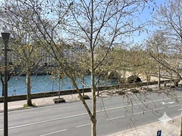 PARIS 4ème vue Seine - T3 de 86m2 avec parking et cave