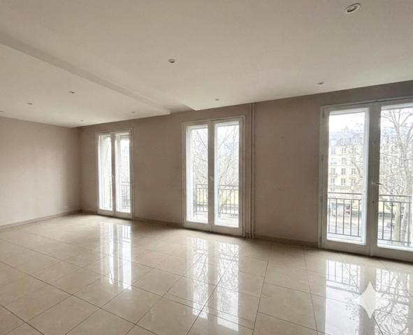 PARIS 4ème vue Seine - T3 de 86m2 avec parking et cave