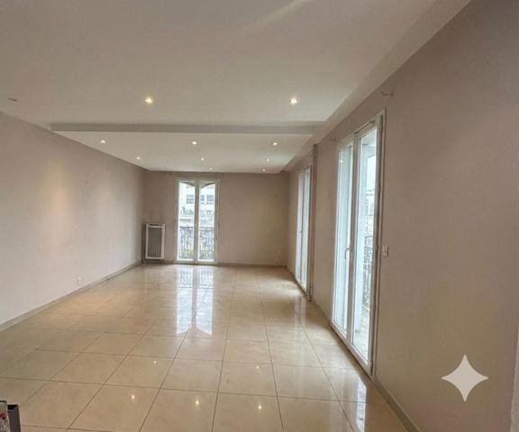 PARIS 4ème vue Seine - T3 de 86m2 avec parking et cave