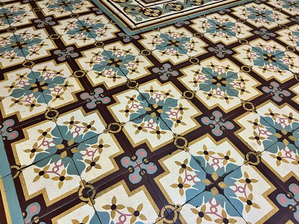 La Varenne - 2P étage élevé avec balconnet - Charme de l'ancien