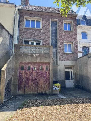 PROCHE MAIRIE - Maison + 2 GARAGES, offrant une architecture et des espaces uniques