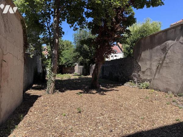 PROCHE MAIRIE - Maison + 2 GARAGES, offrant une architecture et des espaces uniques